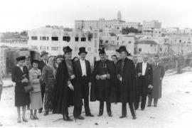Photograph of a group of people in the no man's land of Jerusalem, in 1949